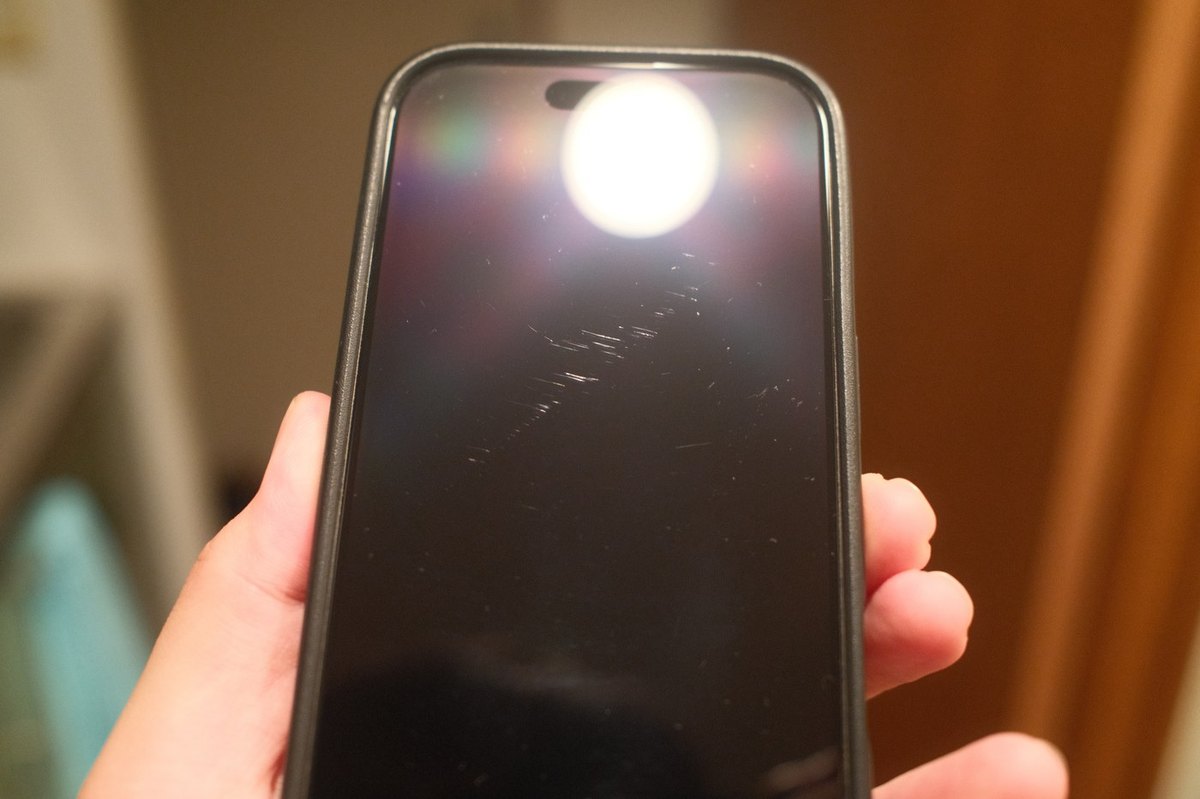 ガラスフィルムを貼っていないiPhone 16 Proの画面。光を反射させると細かい線傷が集まって見える