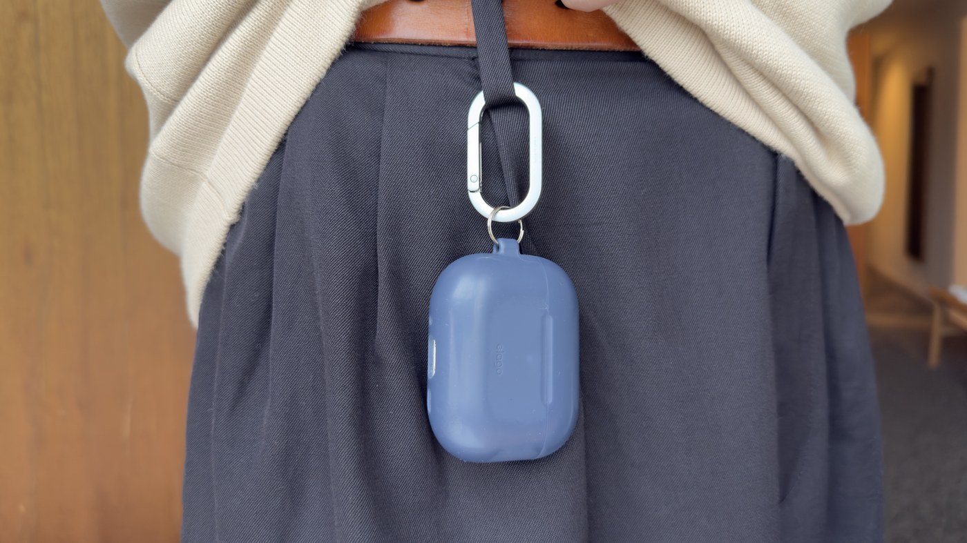 elagoのシリコンケースに入れたAirPods Pro 3を、カラビナでベルトループに下げているところ