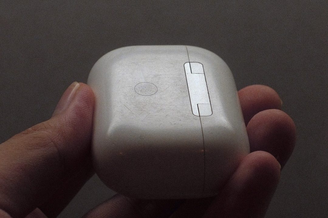 前に使っていたAirPods Proの充電ケース背面。全体に細かい擦り傷が入っている