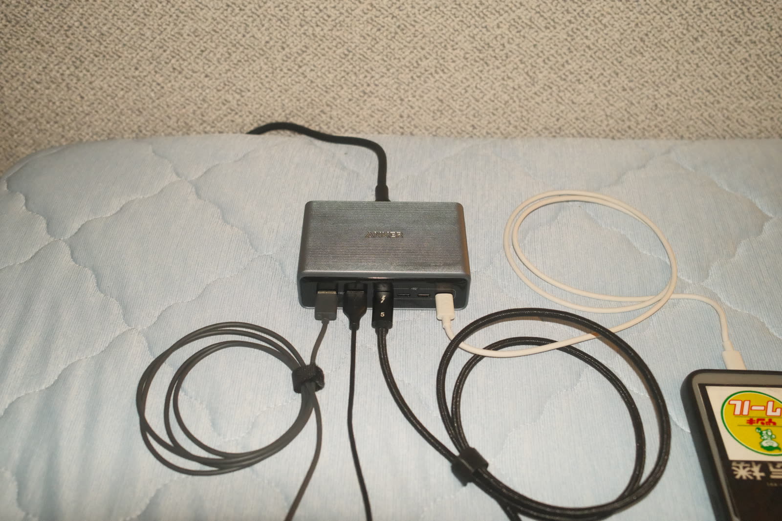 Anker Prime Charger 200Wの正面。左からUSB-A2本、USB-C左端、空き2つ、USB-C右端の順に挿さっている